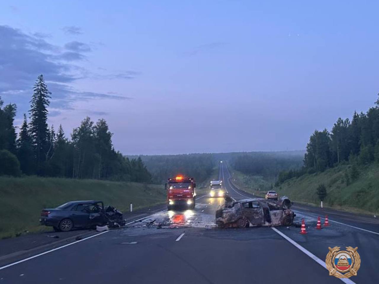 Водитель без прав устроил страшное ДТП в Тайшетском районе Авария произошла около 2 часов ночи на федеральной трассе Р-255 «Сибирь» вблизи поселка Разгон. По предварительным данным, 25-летний молодой человек на Toyota Carina, двигаясь в сторону Иркутска, выехал на встречную полосу, где столкнулся с Kia Rio, за рулем которой находился 26-летней парень. В результате водитель Toyota погиб на месте, его пассажиру и второму водителю понадобилась медицинская помощь. Установлено, что погибший не имел прав. Полиция проводит проверку. Фото: