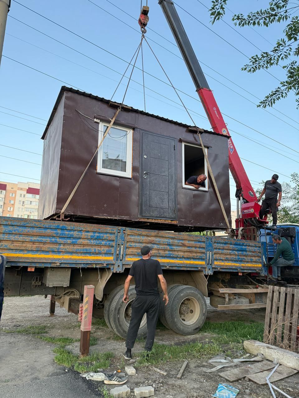 За неделю в Саратове снесен 31 незаконный объект  На совещании с профильными заместителями и руководством районных администраций подвели промежуточные итоги недели в части, касающейся освобождения городских территорий от незаконных конструкций: гаражей, торговых объектов  НТО , уличной рекламы.   За неделю в разных районах города демонтированы 15 гаражей, 8 НТО, 8 рекламных конструкций. Всего в 2025 году снесены 911 объектов.   Снос незаконных конструкций является необходимой мерой для создания безопасной, удобной и эстетичной городской среды. Муниципалитет продолжит работу в этом направлении. Наша цель — освободить город от всех незаконных объектов, чтобы более эффективно использовать городские территории. Данный вопрос мы обсуждали на встрече с губернатором Романом Бусаргиным.