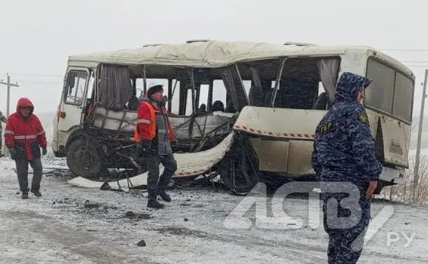 Четыре пассажира автобуса с травмами попали в больницу после ДТП в Углегорском районе В ГАИ области уточнили что авария случилась в 8 10 минут в районе 307 км дороги Невельск Томари аэропорт Шахтёрск За рулём большегруза находился 22 летний водитель Он не справился с управлением самосвал выехал на встречную полосу и столкнулся с автобусом В результате ДТП 12 пассажирам автобуса оказана разовая медицинская помощь четыре пассажира с травмами различной степени тяжести госпитализированы в медицинские учреждения Проводится проверка подчеркнули в ведомстве