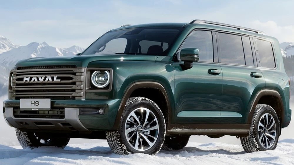 В России стартовали продажи обновленных рамных внедорожников Haval H9 В наличии у дилеров есть две комплектации с бензиновым двигателем Elite за 4 699 000 рублей и Premium за 5 199 000 рублей Внешне обновленный H9 отличается серой решеткой радиатора и черными пластиковыми расширителями колесных арок В оснащении появился ключ с механическим жалом для отпирания внешнего багажного бокса предустановленные приложения Яндекса виртуальный голосовой ассистент и функция OTA haval chinamashina news
