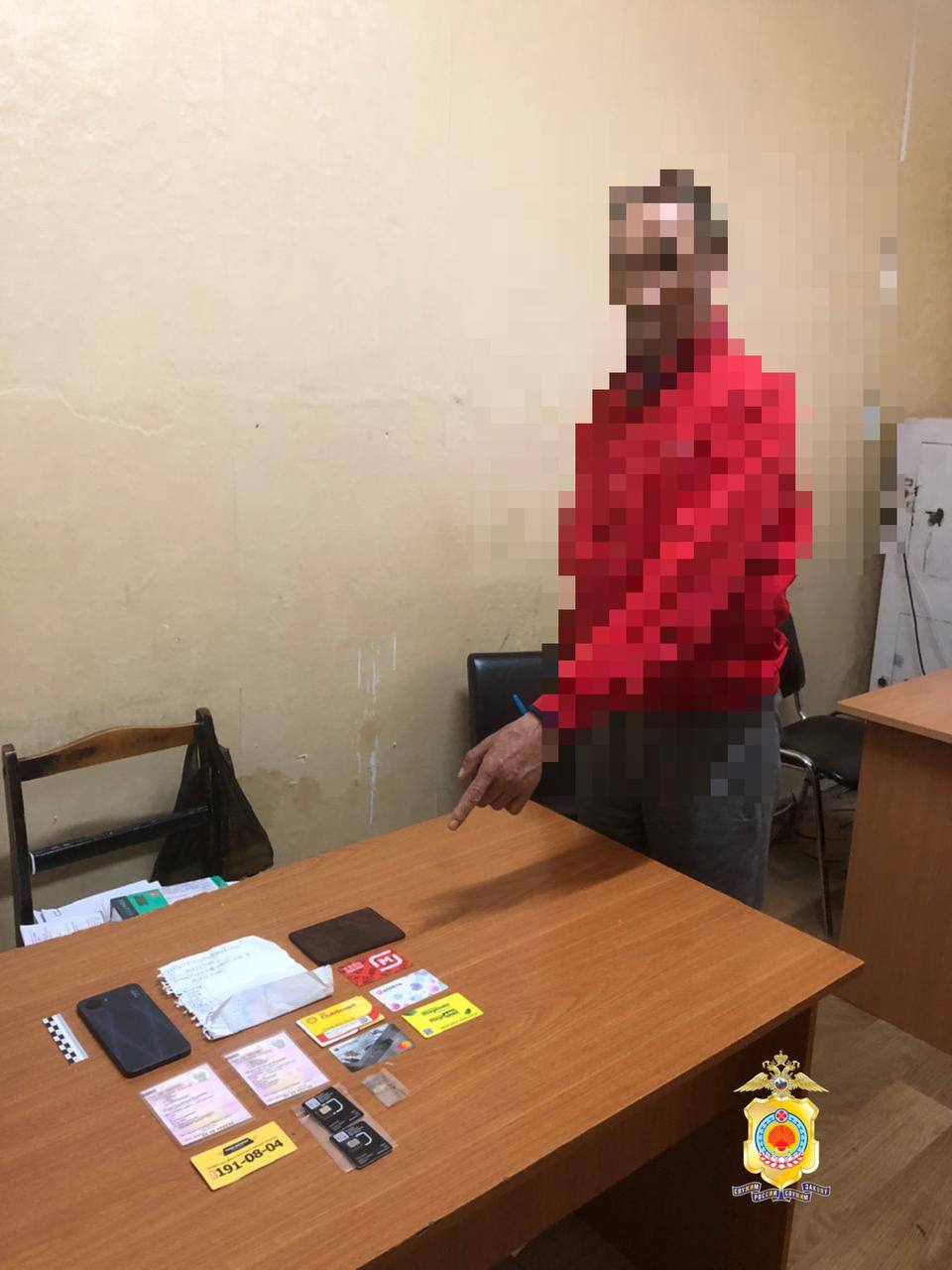 В Элисте задержали вора, похитившего сумку из автомобиля Накануне в полицию Элисты обратился 45-летний житель Ростовской области с заявлением о краже барсетки из его автомобиля. Правоохранители установили, что преступление произошло, когда мужчина оставил незакрытый автомобиль во время посещения магазина. Неизвестный воспользовался моментом и похитил сумку с личными документами, банковскими картами и мобильным телефоном. Общий ущерб составил около 10 000 рублей. Оперативники уголовного розыска вышли на след подозреваемого. 48-летний местный житель, ранее судимый, был задержан по горячим следам. Он признался в краже и пояснил, что успел воспользоваться похищенными картами. Похищенные вещи изъяты. Следствие продолжается. После завершения расследования вещи будут возвращены владельцу. Возбуждено уголовное дело. Фото: МВД Калмыкия Быть в курсе Прислать новость