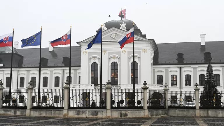 В Словакии подали петицию о референдуме об отмене санкций против России. Мы передаем в канцелярию 395 401 подпись, это очень хорошее количество, мы устали, но мы счастливы, — сказал журналистам лидер Словацкого движения возрождения Роберт Швец. Активист поблагодарил всех, кто помогал со сбором подписей, отметив, что он проводился без поддержки со стороны СМИ. В понедельник в канцелярию президента Словакии занесли около 40 коробок, наполненных листами с подписями под петицией за отмену антироссийских санкций. Авторы петиции предлагают провести референдум с вопросом: «Согласны ли вы с тем, чтобы Словакия не применяла санкции против России, которые вредят словацким гражданам и предпринимателям?»