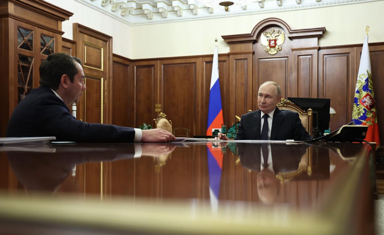 На встрече с Президентом РФ Владимиром Путиным глава Мурманской области Андрей Чибис попросил чтобы стоимость газа для промышленных потребителей после газификации региона была на уровне среднего по северо западу Тогда это создаст конкурентные условия для новой промышленности на территории нашей области В начале октября по итогам подписания первой пятилетней программы развития газоснабжения и газификации Мурманской области на 2026 2030 годы Газпром сообщил о начале практической реализации проекта строительства газопровода Волхов Мурманск