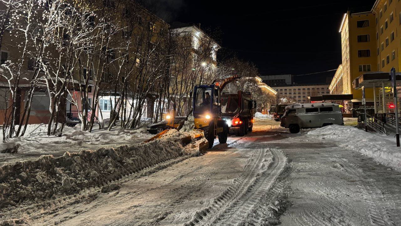 Более 5 тысяч кубометров снега вывезли из Мурманска за минувшие сутки  23 января дороги областного центра убирают 159 единиц техники, в том числе 27 привлеченных самосвалов. Лестницы, остановки общественного транспорта, пешеходные переходы вручную очищают 156 человек, сообщил мэр города Юрий Сердечкин.  Фото: администрация Мурманска    Подпишись — Вести Мурман