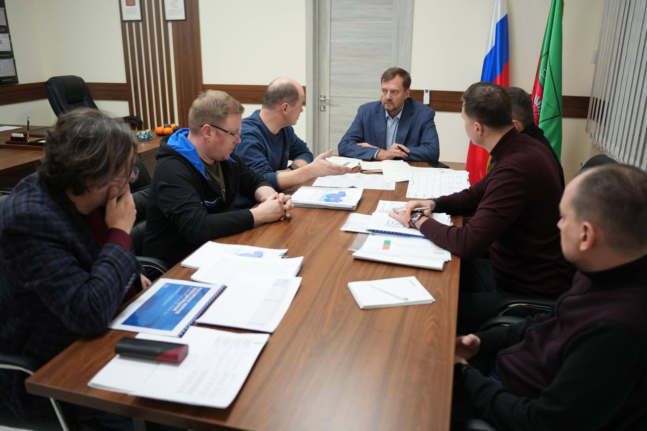 Провел рабочую встречу по вопросам связи и телерадиовещания Запорожской области с представителями Администрации Президента и Минцифры России.  В этом году операторы мобильной связи нарастили количество базовых станций 991, провели модернизацию старого оборудования и значительно улучшили покрытие голосовой связью в регионе.  Однако остаются системные проблемы: отключение энергоснабжения и повреждение инфраструктуры связи в прифронтовых районах в результате террористических атак противника. Операторы связи взяли на себя дополнительные обязательства по генерации базовых станций во время отключения электричества, это будет проводиться за счет операторов связи без вложений из бюджета области. Также решено установить дополнительную защиту объектов связи, в том числе с использованием экспериментальных образцов антидроновой защиты.  Кроме того, продолжается работа по развитию телерадиовещания ФГУП «Российские телерадиовещательные сети». В 2025 году предусмотрена установка 12 радиотелевизионных передающих центров, что позволит увеличить зону покрытия телевещания области.  Также обсудили вопрос приведения в нормативное состояние радиочастотного спектра. Любое нелегальное использование радиооборудования, в том числе гражданских средств радиоподавления и репитеров, будет пресекаться контрольно-надзорными и правоохранительными органами. Этот вопрос находится на контроле Министерства цифрового развития, массовых коммуникаций и связи Запорожской области.  В Запорожской области также продолжается установка комплектов спутникового оборудования «Русский мир» для жителей районов с неустойчивым покрытием цифрового телевещания, что позволяет обеспечить актуальной и достоверной информацией еще большее число жителей области. Жители могут бесплатно получить комплект оборудования, подав заявку в администрацию своего муниципального округа или обратившись по телефону +7  959  989-77-77.