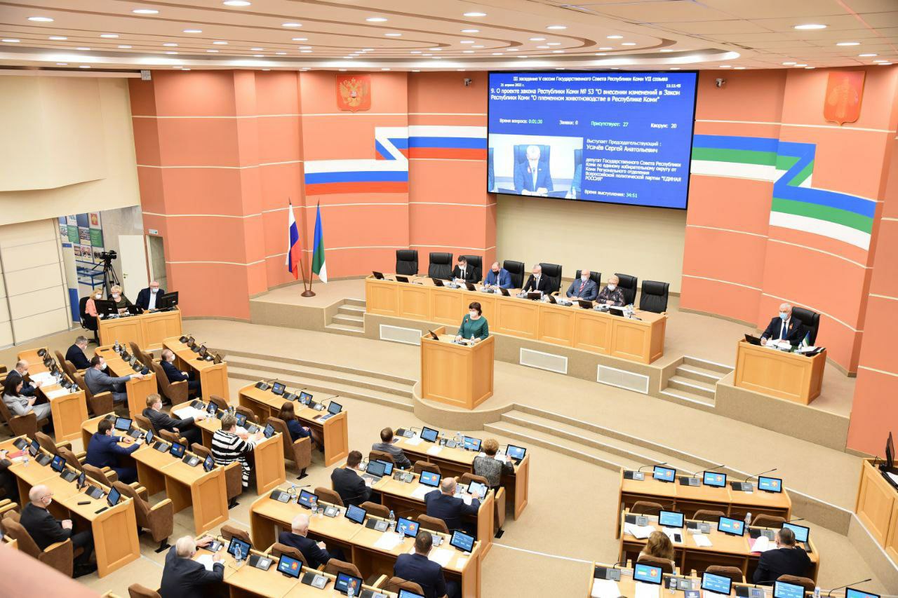 Только половина депутатов-единороссов пойдет на новый срок в Госсовет в Республике Коми. В преддверии выборов в региональный парламент наблюдается масштабное обновление депутатского корпуса "Единой России" — лишь 11 из 20 действующих депутатов будут бороться за переизбрание. Эксперты связывают это с политикой "перезагрузки", которую проводит врио главы региона Ростислав Гольдштейн после досрочной отставки Владимира Уйбы в ноябре прошлого года. «У избирателей в регионе есть запрос на обновление власти. Предыдущий глава Владимир Уйба, который ушел в досрочную отставку в ноябре прошлого года, не оправдал многих надежд. Цель Ростислава Гольдштейна, который пришёл ему на смену — повысить доверие избирателей к представительным органам и усилить позиции ЕР», — отмечает политконсультант, гендиректор агентства «Регион Медиа» Игорь Даченков. Похоже, в Коми действительно наступает новая политическая эпоха. Будем следить за развитием событий!
