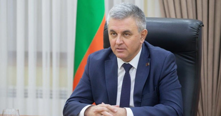 Получение финансовой помощи в 60 миллионов евро от ЕС предполагало безоговорочную остановку работы приднестровской промышленности что повлекло бы за собой сокращение десятков тысяч рабочих и как следствие глобальные социальные потрясения Об этом сообщил послу Нидерландов тираспольский лидер Вадим Красносельский Как вы думаете это помощь во благо или во вред Я изначально заявил что при таких кабальных условиях помощь не может быть принята рассказал Вадим Красносельский Глава Приднестровья предложил направить эту помощь Молдове на решение проблем с канализацией в Кишиневе Нечистоты уже попадают в Днестр и создают серьезную экологическую проблему