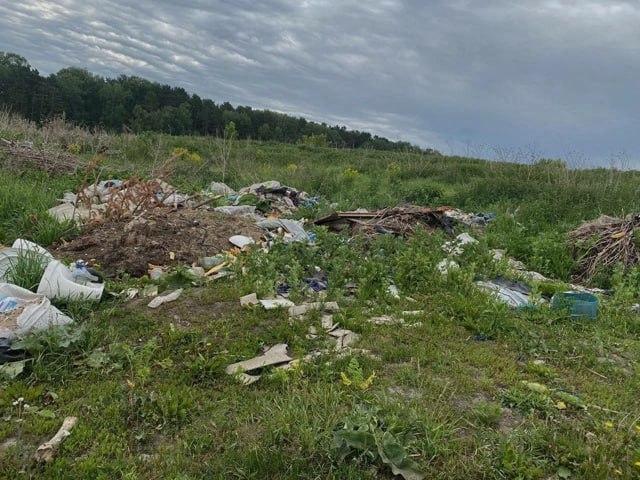 В Бурятии суд обязал убрать гигантскую свалку, созданную при реконструкции очистных на Байкале  Курьезная ситуация: в Северобайкальске в Бурятии во время реконструкции очистных сооружений образовалась несанкционированная свалка строительных отходов. Прокурорская проверка выявила, что на площади более 9,2 тыс. квадратных метров скопились железобетонные конструкции, фрагменты дорожного покрытия, бордюрный камень и автомобильные покрышки. По проекту, мусор должны были вывозить на полигон твердых коммунальных отходов, расположенный в 330 км от стройплощадки. Однако генподрядчик ФАУ «РосКапСтрой» и субподрядчики — ООО «РКС-Чистые воды» и ООО «ИнтерСтрой» — сэкономили на утилизации, свалив отходы всего в 7 км от места работ. Аналогичное нарушение допустило ООО «СпецАвтоДор», которое вывезло на эту же свалку отходы от демонтажа дорожной инфраструктуры.