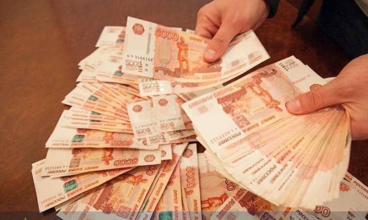 В Приморье преступники получили кредиты на 3 5 млрд рублей и умышленно обанкротили компанию Трое обвиняемых в Приморском крае подозреваются в мошенничестве легализации преступных доходов и преднамеренном банкротстве По версии следствия в 2014 2017 годах они используя полномочия в ООО Торговый дом Транзит ДВ искусственно завысили уставный капитал компании и предоставили банку поддельную отчетность Получив три кредита на общую сумму 3 5 млрд рублей они вывели средства через сделки с аффилированными иностранными компаниями и экономически невыгодные операции что привело к банкротству фирмы Двое фигурантов объявлены в международный розыск Ущерб банку возмещен полностью Deitaru