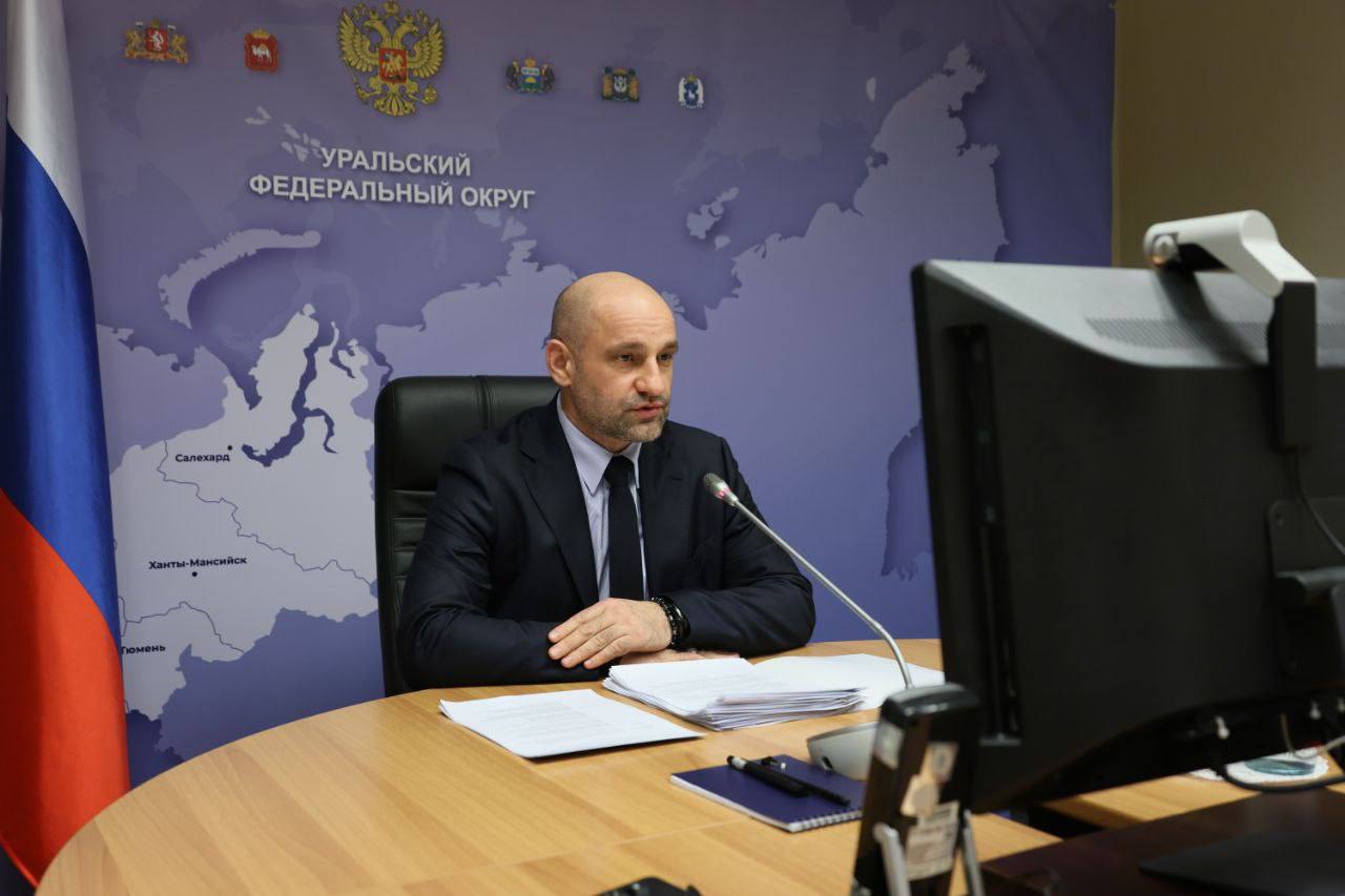 Полномочный представитель Президента в УрФО Артем Владимирович Жога провел личный прием граждан, организованный по поручению Президента РФ. Совместно рассмотрели два вопроса от жителей Югры и приняли ряд соответствующих решений. Для детей из Горноправдинска будет приобретен новый автобус. Об этом на приеме попросила мама двоих детей Анастасия Ивановна Курбатова. Вопрос взят в работу профильным департаментом и руководством Ханты-Мансийского района. Заключено соглашение на поставку школьного автобуса. В Сургутском государственном педагогическом университете запустят инновационное образовательное пространство. Поддержали предложение студентки магистратуры Дарьи Ирэковны Гараевой. Концепция педагогического технопарка «Кванториум» уже утверждена. Она включает в себя создание восьми квантов. В их числе физика, химия, биология, робототехника. В современных пространствах будущие педагоги смогут получить необходимые навыки на современном оборудовании, чтобы впоследствии применять эти знания в работе и обучении. Все помещения должны быть готовы к эксплуатации до конца августа 2025 года.