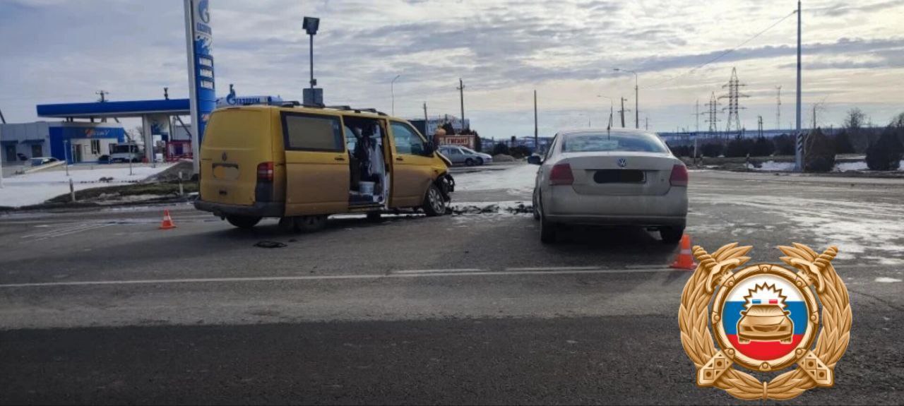 4 летний малыш получил травмы в результате ДТП на дороге Егорлыкская Сальск сообщили в Госавтоинспекции по региону По предварительным данным ГАИ водитель Volkswagen Transporter при повороте не уступил дорогу автомобилю Volkswagen Polo который двигался во встречном направлении В результате аварии водителя первой машины и его двух пассажиров взрослого и и ребенка с травмами доставили в медучреждение Фото Госавтоинспекция по Ростовской области Вести Дон Telegram MАX