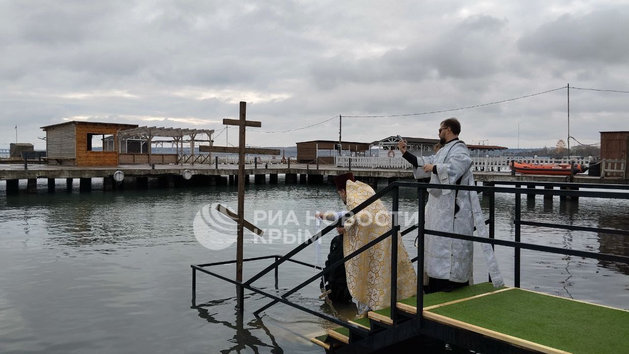 В Керчи прошло освящение морской воды на набережной.   Горожане участвуют в Крещенских купаниях под присмотром спасателей, передает корреспондент РИА Новости Крым.  На месте купаний оборудована палатка для переодеваний и раздают горячий чай.