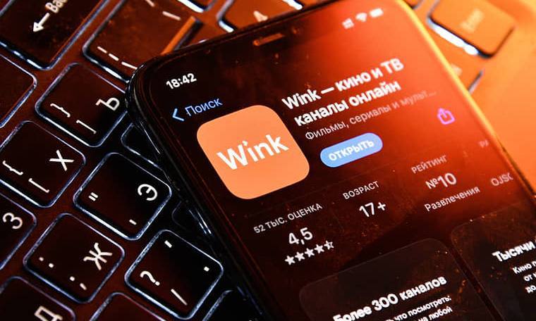 Онлайн-кинотеатр Wink создаст персонального киноассистента для зрителей  В интервью «Коммерсанту» Гендиректор Wink Антон Володькин рассказал, что онлайн-кинотеатр находится в процессе разработки персонального киноассистента.   Он сможет формировать рекомендации, учитывая не только объективные предпочтения  любимых режиссеров или жанры , но и субъективные факторы — настроение зрителя или атмосферу момента.  Также ассистент сможет создавать короткие нарезки из фильмов.  «Скажем, человек в отпуске, но грустит. С учетом этого ассистент сформирует и «нарежет» ролики из релевантных фильмов»,— рассказал Антон Володькин.    Точная дата запуска киноассистента пока не раскрывается.