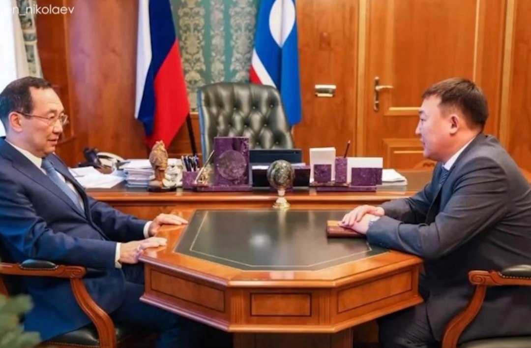 Глава Ленского района Александр Черепанов выразил консолидированную поддержку стратегическому курсу Якутии: отчёт Главы республики и сохранение двухуровневого МСУ Глава Ленского района Александр Черепанов заявил о поддержке стратегических решений и системного подхода Главы Республики Саха Якутия Айсена Николаева. Эта позиция прозвучала после ознакомления с отчётом о деятельности исполнительных органов, а также в контексте обсуждения принципов организации местного самоуправления в регионе. Комментируя информацию, представленную в отчёте Главы Якутии Айсена Николаева о результатах деятельности исполнительных органов государственной власти на пленарном заседании Государственного Собрания Ил Тумэн . По его словам, доклад является "очень важным, структурированным, понятным документом", который "демонстрирует огромную работу, которую проделала наша республика за отчетное время". Глава района также подчеркнул, что системный подход руководителя региона, нацеливающий Якутию на достижение новых социально-экономических задач, является залогом её уверенного развития. Помимо оценки региональной деятельности, Глава Ленского района также высказался по актуальному вопросу структуры местного самоуправления. В контексте реализации положений Федерального закона №33 «Об общих принципах организации местного самоуправления в единой системе публичной власти», Глава Якутии Айсен Николаев ранее предложил сохранить двухуровневую систему МСУ в республике. Эту инициативу Александр Черепанов поддержал. Он отметил, что данный вопрос уже неоднократно обсуждался с депутатским корпусом и главами поселений Ленского района. «Я согласен с Айсеном Сергеевичем, что такой вариант является наиболее сбалансированным для использования в политическом поле нашей республики и будет логичным его сохранить в системе местного самоуправления региона», — заявил Александр Черепанов, подтверждая консолидированную позицию муниципалитета с руководством республики. Таким образом, позиция Главы Ленского района Александра Черепанова отражает единство муниципальной и региональной власти в Якутии, нацеленной на последовательное развитие и эффективное управление в соответствии с общими стратегическими приоритетами региона. Пресс-служба администрации Ленского района #МРЛенскийрайон