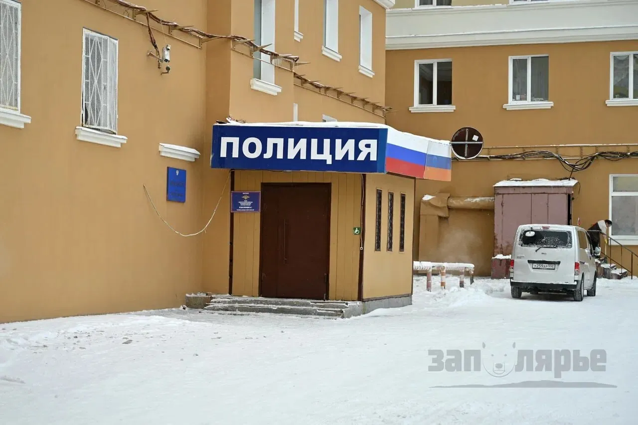 Пароль небо в Норильске задержали курьера мошенников укравшего 13 млн рублей у пенсионера Всё началось с телефонного обмана 66 летнему мужчине позвонил лже полицейский и заявил что с его счёта якобы перевели 700 тысяч рублей в недружественную страну Затем раздался ещё один звонок на этот раз от сотрудника Центрального банка Тот убедил пенсионера снять все сбережения и отправить их на безопасный счёт Мужчина пошёл в банк и оформил заявку на снятие денег сказав что собирается купить квартиру в Красноярске Сотрудники банка пытались его отговорить но он настаивал что действует осознанно Затем он упаковал наличные в пакет обмотал скотчем и передал человеку который представился внештатным сотрудником силовых структур Для опознания тот произнёс заранее оговорённый пароль небо Полицейские задержали злоумышленника 22 летнего уроженца Иркутской области Он признался что стал курьером мошенников через объявление в мессенджере Куратор присылал ему адреса жертв а он забирал у них деньги и получал за это 30 тысяч рублей за каждый случай Выяснилось что молодой человек работал не только в Норильске но и в Иркутской области Улан Удэ Москве и Красноярске Против задержанного возбудили уголовное дело о мошенничестве он находится под стражей Заполярье Мы в МАХ и ВК