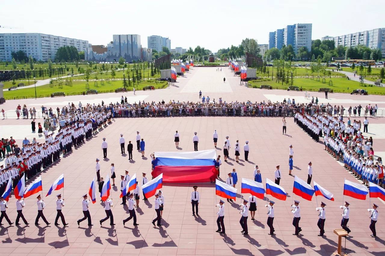 312 выпускников губернаторских образовательных учреждений получили аттестаты зрелости и именные часы У Монумента Воину-Освободителю в Кемерове состоялся торжественный прием, посвященный выпуску воспитанников губернаторских образовательных учреждений. Участники — выпускники Губернаторской кадетской школы полиции, Губернаторской кадетской школы МЧС, Губернаторской женской гимназии и Губернаторского многопрофильного лицея. За особые успехи в учебе 21 человек получил региональный знак «Отличник Кузбасса». Также семь человек награждены медалью «Надежда Кузбасса» и один человек – Благодарностью Губернатора. В праздничной линейке приняли участие заместитель председателя Правительства Кузбасса Антон Пятовский, министр образования Кузбасса Софья Балакирева, представители силовых структур. Участники почтили память минутой молчания Героев Великой Отечественной войны и возложили цветы к мемориалу. Затем они исполнили песню «Я люблю тебя, Россия». На мероприятии выступил ансамбль «Звезда Надежды» школы МЧС, который является победителем международных и всероссийских конкурсов и фестивалей. В заключение выпускники станцевали вальс. Министр образования Кузбасса Софья Балакирева поблагодарила наставников, родителей, родственников — всех, кто заботился, беспокоился о ребятах, радовался их успехам. По традиции на память о событии выпускники получили в подарок наручные именные часы и премию — пять тысяч рублей.