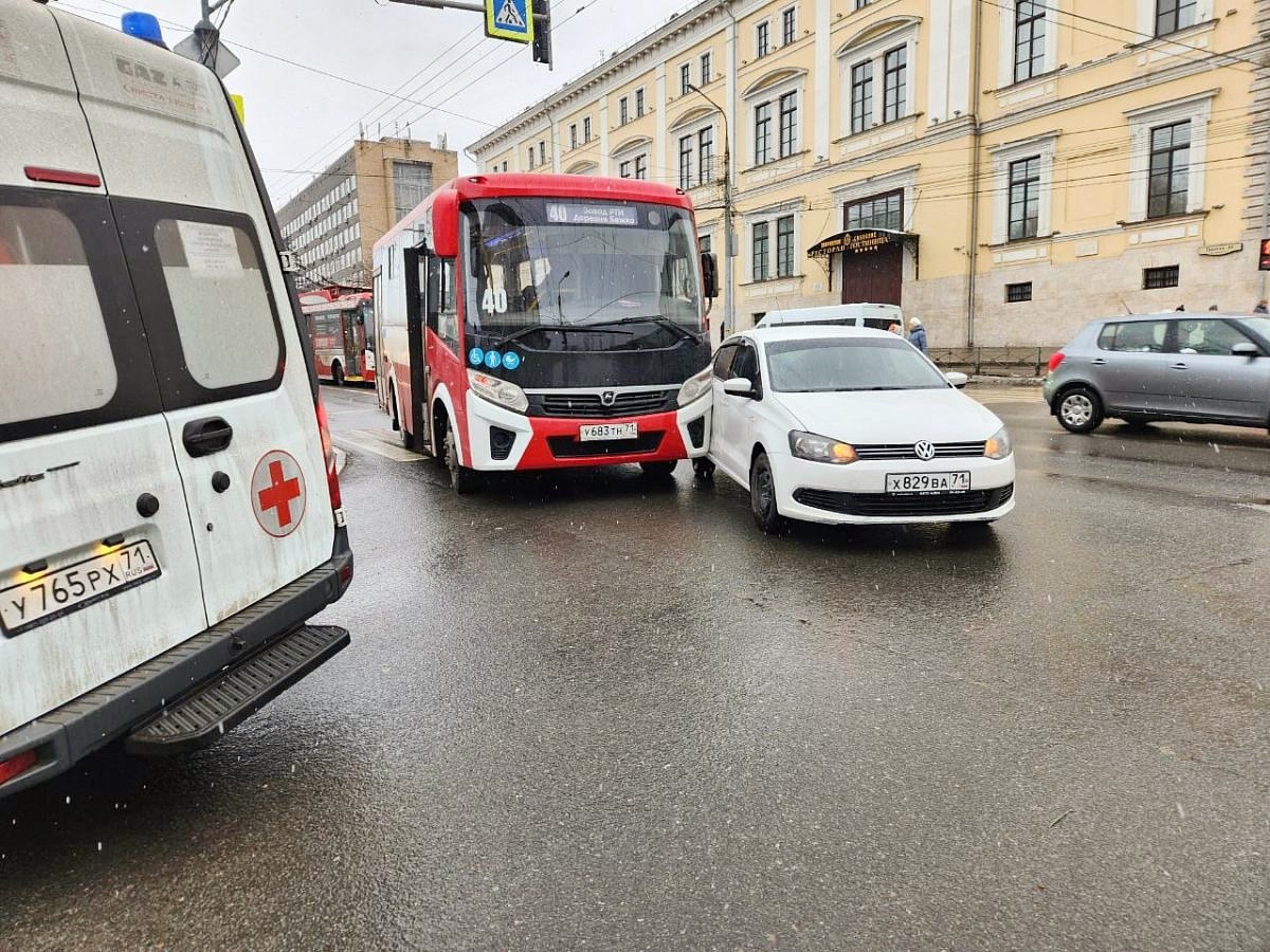 В Туле на проспекте Ленина водитель Volkswagen подбил автобус  « Прибывшие на место медики осмотрели пассажирку автобуса - 78-летнюю женщину. Серьезных повреждений у нее не обнаружили и отпустили без госпитализации. »  newstula.ru/fn_1575718.html