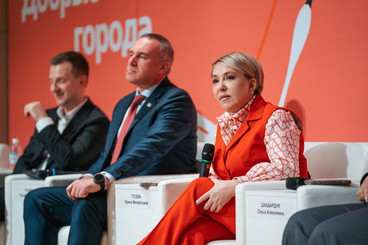 Сопредседатель ВАРМСУ Ирина Гусева: у Югры есть примеры успешных муниципальных практик В Ханты-Мансийске губернатор Югры Руслан Кухарук, сопредседатель ВАРМСУ Ирина Гусева и председатель Совета Ассоциации «Добро.рф», председатель комитета Госдумы по молодежной политике Артём Метелев провели пленарное заседание и дали старт федеральной образовательной программы «Добрые города» Академии «Добрино». «ВАРМСУ придаёт большое значение развитию добровольчества, которое в последнее время играет ключевую роль в укреплении местных сообществ. Муниципалитеты сегодня сталкиваются с широким спектром задач — от решения экологических вопросов до оказания поддержки участникам СВО и их семьям», — отметила Ирина Гусева. Ирина Гусева подчеркнула важность добровольчества для решения местных задач. В качестве примеров она привела опыт Анапы, где власти, волонтеры и бизнес совместно ликвидируют последствия экологической катастрофы, а также проект «Герой71» в Тульской области, созданный для комплексной поддержки участников СВО, ветеранов и их семей через центр с персональным куратором. Еще одним примером стал Нефтеюганский район, где, как отметила сопредседатель ВАРМСУ, сегодня активно развивается семейное волонтерство, объединяющее родителей и детей для помощи экологии, пожилым и поддержки семей военнослужащих. Подробнее читайте тут! ВАРМСУ