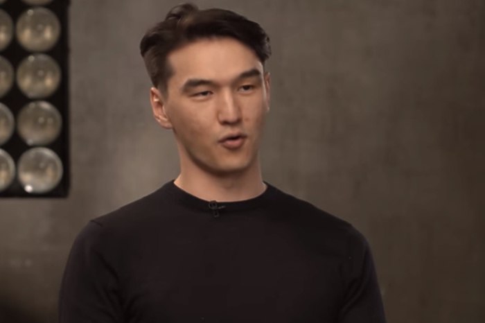 Комику Нурлану Сабурову запретили въезд в Россию на 50 лет Известному 34 летнему комику Нурлану Сабурову запретили въезд в Россию на 50 лет Об этом сообщает телеграм канал Baza Стендапера задержали в столичном Внуково куда он прилетел из Дубая В Эмираты он летал на съёмку рекламы автокомпании По информации тг канала во время прохождения паспортного контроля Сабурова отвели в отдельное помещение где выдали документ о запрете на въезд в Россию По данным Baza такое решение приняли из за критики СВО и нарушения миграционного и налогового законодательств РИА Новости пишет что он якобы через посредников отмывал деньги заработанные в России Между прочим комик владеет коттеджем и земельным участком в Подмосковье Его дом в элитном посёлке оценивается в 115 миллионов рублей uralweb ru