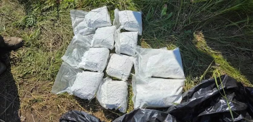 УФСБ Челябинской области ликвидировало сеть каналов поставок «синтетики» в особо крупных размерах В процессе реализации активных оперативно-разыскных мероприятий и следственных действий задержаны пять членов преступной группы. В общей сложности оперативники изъяли из незаконного оборота около 40 килограммов синтетики, а также химические реактивы и оборудование, используемые для производства. ПОДРОБНЕЕ URALPRESS.RU