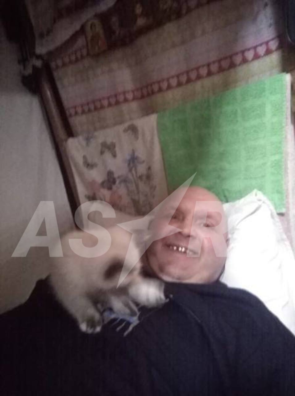 Помилованный Путиным ветеран «СВО» напоил и попытался изнасиловать 14-летнюю внучку своего соседа в Пермском крае Как выяснила ASTRA, помилованный Путиным бывший наемник ЧВК «Вагнер», 49-летний Анатолий Тюленев, пытался изнасиловать внучку своего соседа в Большесосновском районе Пермского края. Девятиклассница приехала к деду на летние каникулы из Удмуртии. 6 июля Тюленев, живший рядом, пригласил ее к себе и напоил алкоголем, а после отвел ее домой. Посреди ночи она проснулась от того, что Тюленев стоял у нее дома над кроватью и трогал ее. Девушка выбежала из дома и позвонила в полицию. Дед пострадавшей в это время спал. На следующий день Тюленева привлекли к административной ответственности по ч.1 ст.6.10 КОАП вовлечение несовершеннолетнего в употребление алкогольной продукции . Затем было возбуждено уголовное дело о развратных действиях в отношении лица, не достигшего 16-летнего возраста ч.1 СТ.135 УК РФ . Ветерана «СВО» отправили под подписку о невыезде, выяснила ASTRA. В 2016 году Тюленев был осужден на 16 лет лишения свободы по совокупности преступлений в том числе за причинение тяжкого вреда здоровью, повлекшего смерть потерпевшего. Он отбывал наказание в ИК в Соликамске, пока не ушел на войну в мае 2023 года в составе ЧВК «Вагнер». По данным ASTRA, в Украине он получил ранение и был комиссован, а затем помилован Путиным. , о которых запрещено говорить кремлевским СМИ.