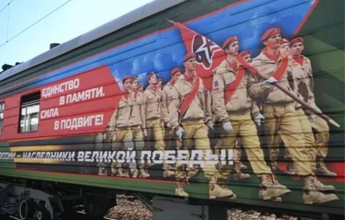 Первая в мире иммерсивная инсталляция, размещенная в движущемся составе «Поезд Победы», прибудет в ЛНР в 20-х числах мая. Об этом на заседании оргкомитета по подготовке и проведению мероприятий, посвященных празднованию в ЛНР Дня Победы и Дня Республики, сообщил председатель Народного Совета ЛНР, руководитель комитета Денис Мирошниченко. «Еще одно массовое мероприятие — „Поезд Победы“ — будет в 20-х числах. Рабочие даты — 22 мая прибытие и работа с 23 по 26 мая включительно», — сказал он.