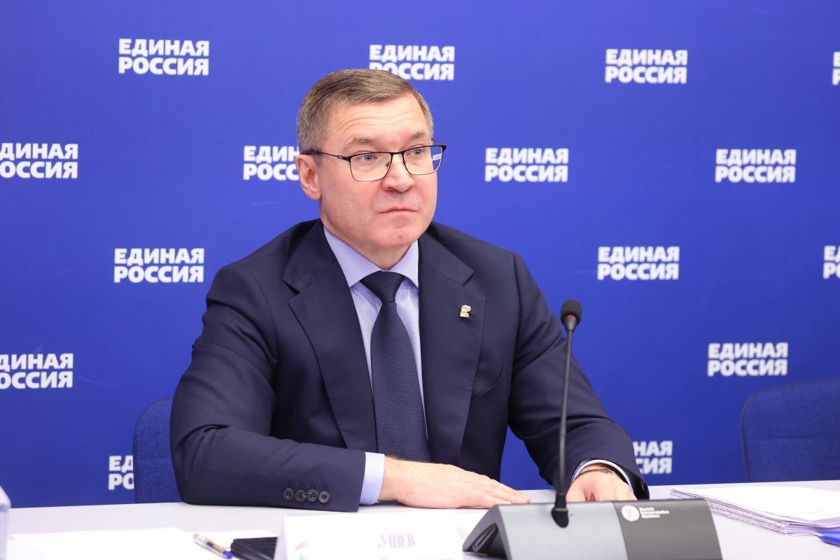 Эксперты из сферы образования помогут в написании тематического блока новой народной программы «Единой России». К совместной работе их пригласил секретарь Генсовета партии Владимир Якушев во время встречи с представителями Российской Академии образования и издательства «Просвещение». «Это одна из самых серьезных тем, за которую с нас будут спрашивать. И в новой программе мы должны указать на то, что у нас идет «переходящим» из народной программы, что мы будем делать в 2026-2031 году. При написании подраздела об образовании рассчитываю на ваше экспертное мнение и живое участие. Это принципиально важно», – сказал Владимир Якушев. Перед работой над новой народной программой «Единая Россия» отчитается о том, что сделано по народной программе, с которой партия шла на выборы в 2021 году.