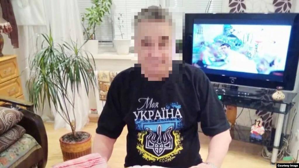 Пенсионера из Саратова оштрафовали за фото с гербом Украины в соцсетях 68-летнего Александра Черненко, уроженца Украины с российским гражданством, оштрафовали на 2 тысячи рублей за демонстрацию «экстремистской символики». Поводом стало фото в «Одноклассниках», где он в футболке с украинским трезубцем и надписью «Моя Украiна». Снимок был опубликован еще в январе 2020 года. Ранее Черненко уже штрафовали на 30 тысяч за «дискредитацию армии» — тогда из-за репоста в той же соцсети.