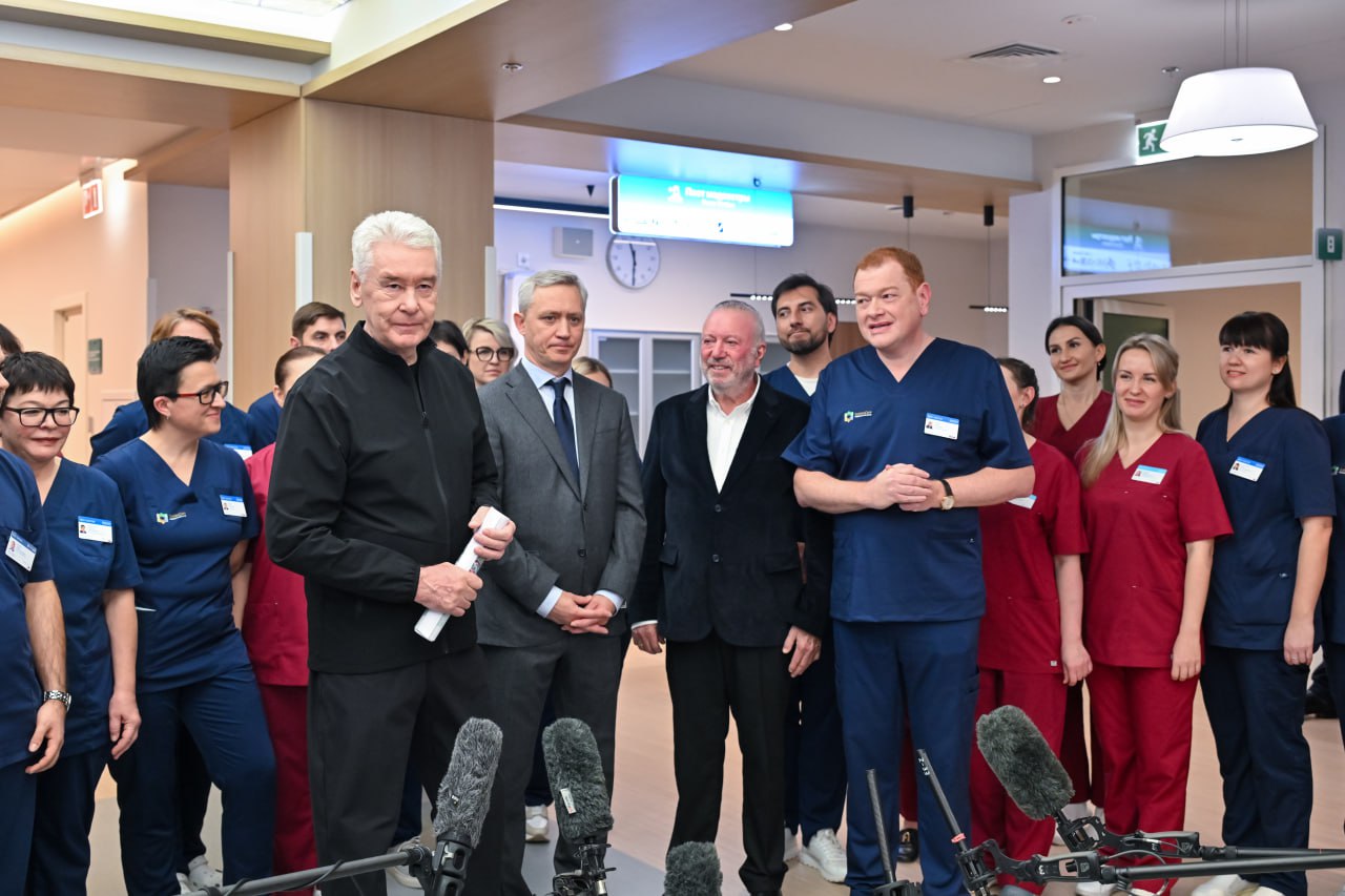 Сегодня мэр Москвы Сергей Собянин осмотрел третий корпус Медскан в Сколково Центр хронических заболеваний Golden Care созданный на территории Международного медицинского кластера в Сколково Это уникальный проект аналогов которому нет в России Golden Care современный госпиталь площадью 14 3 тыс кв м рассчитанный на 126 коек В клинике работают отделения гериатрии реабилитации и паллиативной помощи а также оказывают помощь пациентам с хроническими и орфанными заболеваниями включая детей Благодарю мэра Москвы и коллег за внимание к проекту и совместную работу Такие шаги помогают трансформировать здравоохранение и повышать качество медицинской помощи людям с хроническими заболеваниями