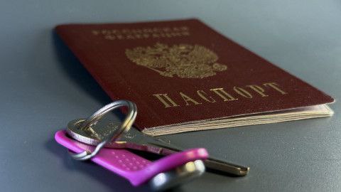 На февральские праздники жилье в Мурманской области бронируют чаще на 58 Средняя цена посуточного бронирования в Мурманской области на февральские праздники составляет 5800 рублей При этом количество бронирований в Заполярье увеличилось по сравнению с минувшим годом на 58 Такие результаты показало исследование запросов пользователей популярной платформы объявлений Самыми популярными для бронирования на праздничные выходные в феврале стали Москва Санкт Петербург Краснодарский край Мурманская область и Республика Татарстан Самые длительные бронирования отмечались в Краснодарском крае Мурманской Кемеровской и Калининградской областях Посуточную загородную недвижимость бронируют чаще на 97 по стране по сравнению с прошлым годом сообщили аналитики Авито Путешествия На предстоящие праздники в забронированном жилье отдыхающие планируют останавливаться в среднем на 2 суток вдвоем Самая выгодная средняя цена на посуточную аренду жилья оказалась в Тюменской области 3200 рублей за сутки Пермском крае 3300 рублей и Новосибирской области 3400 рублей