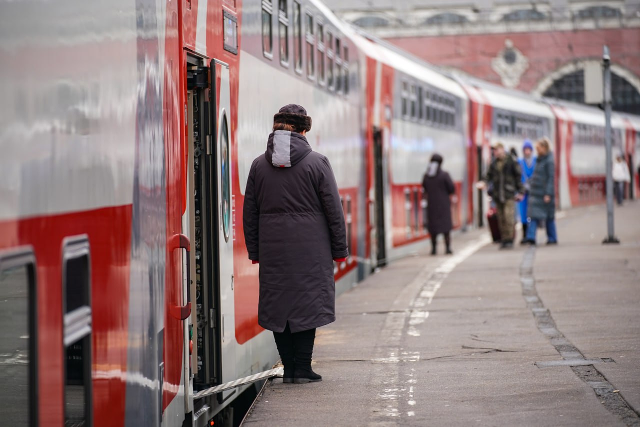 В поезда из Петербурга в Москву и обратно включили дополнительные вагоны Увеличение количества мест связано с ограничениями авиасообщения, сообщили в пресс-службе РЖД. Вагоны также добавили в составы на направлениях Адлер — Москва, Казань — Москва, Нижний Новгород — Москва и других. Всего на рейсах с 7 по 12 мая мест стало больше примерно на 5 тысяч. В Минтрансе отметили, что количество мест в поездах может быть увеличено по просьбе Росавиации. ИЗВЕСТИЯ/Сергей Лантюхов Подписаться Прислать новость