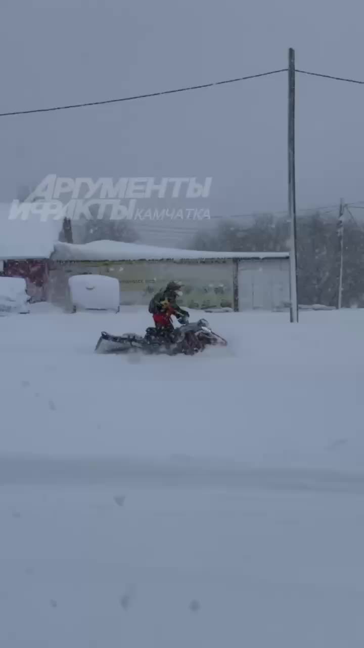 Спасатели МЧС эвакуировали людей из снежного плена на Камчатке