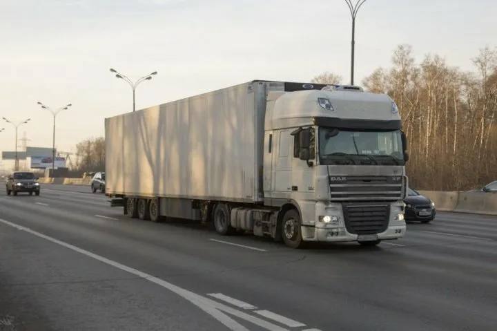 Запрет к ВЭФу Грузовым автомобилям запретят курсировать по славному городу Владивостоку В период проведения и подготовки к Восточному экономическому форуму администрация ввела запрет на движение транспорта массой от 5 тонн. С 1 по 7 сентября будут работать следующие ограничения: С 1 по 7 сентября въезд грузовых авто на остров Русский; С 3 по 7 сентября перевозку опасных грузов, боеприпасов и осужденных и лиц, содержащихся под стражей, по территории Владивостокского городского округа; С 3 по 7 сентября будет запрещён большегрузов в места проведения ВЭФ, на гостевых маршрутах и на трассах проезда. Со 2 по 7 сентября парковку транспортных средств на трассах о. Русский, кроме транспортных средств, имеющие специальные пропуска. Новые дорожные знаки появятся на участках: – развязка на улице Маковского в районе пересечения с трассой Де-Фриз – Седанка – Патрокл; – пересечение Адмирала Горшкова и Анны Щетининой; – пересечение Дальней с трассой Де-Фриз – Седанка – Патрокл; – пересечение Снеговой с трассой Де-Фриз – Седанка – Патрокл; – пересечение Фадеева с трассой Де-Фриз – Седанка – Патрокл; – в районе дома № 13 на Космонавтов; – в районе пересечения Катерной и Коммунаров; – заезд в туннель с Некрасовской и Гоголя; – в районе улицы Луцкого; – заезд на Золотой мост с Калинина, Ужгородской и Очаковской; – в районе развязки на Басаргина. Но как в сказке «Золушка», опосля, все знаки превратятся в тыкву и фуры будут ездить и парковаться где хотят.