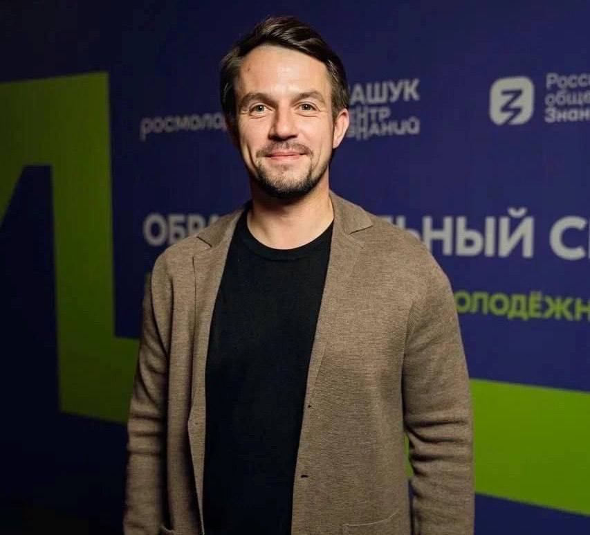 Зампредседателя комитета по делам молодежи уволен из правительства Хабаровского края. Он спаивал местную молодежь кофе. Денис Копышков был вынужден оставить свой пост в связи с утратой доверия. Освободить занимаемое кресло его попросили, но не без весомых причин. Одна из них - установка в молодежных учреждениях кофейных автоматов, зарегистрированных на близкого родственника госслужащего. Точнее, его супругу. Об отставке Копышкова сообщил лично губернатор Дмитрий Демешин: «Закон четко говорит, что государственная служба – это не место для реализации своих бизнес-планов». Комментариев от самого теперь уже бывшего чиновника пока никаких нет. ...Так-то у меня бизнес свой, госслужба – это для души.