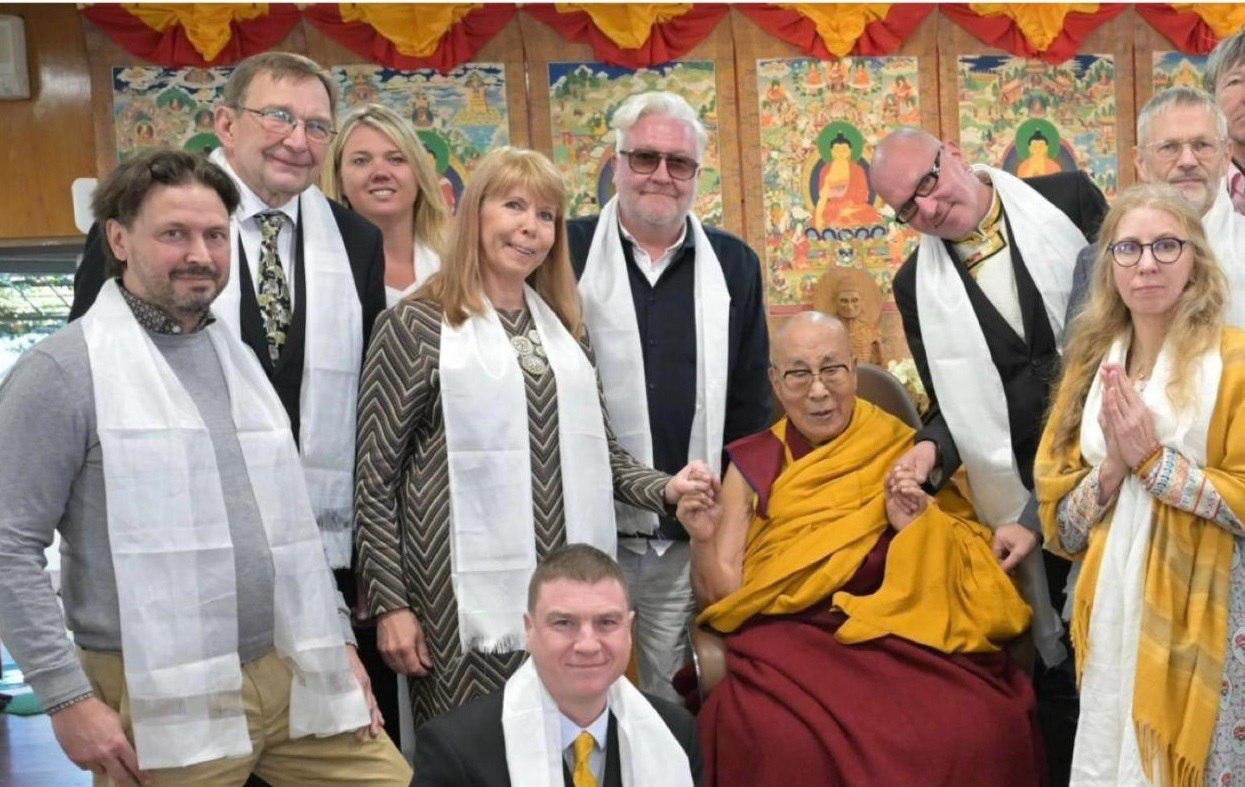 Эстонские депутаты уехали в Индию на встречу с Далай ламой а нашли многодневный запой Визит который должен был быть духовным внезапно стал крепко алкогольным По данным издания Õhtuleht депутаты партии Эстония 200 всю поездку провели в основном под градусом а остальные члены делегации бегали за ними как няньки пытались отпаивать уговаривать и хоть как то приводить в чувство перед официальными встречами Никто конечно не хочет признавать участие в этом цирке под своим именем Но рассказывают коллеги угодили в плотный алкогольный цикл из которого не могли выбраться даже ради Далай ламы Карма вероятно была в шоке Подпишитесь на Абзац TG VK Дзен MAX Rutube