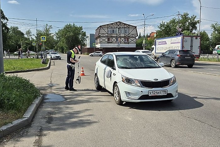 Студентка УрГЭУ которую сбили на пешеходном переходе умерла после семи месяцев комы Скончалась 19 летняя студентка колледжа УрГЭУ которую на пешеходном перехода сбила Kia Rio Милена почти семь месяцев была парализована Её сердце перестало биться 31 декабря Сама авария случилась 2 июня 2025 года В тот момент студентка возвращалась домой от родителей Девушка получила закрытую черепно мозговую травму Её на скорой увезли в больницу и положили в реанимацию Почти семь месяцев врачи поддерживали здоровье студентки родные всё это время её навещали Но перед Новым годом семье Милены сообщили о трагедии 31 декабря в 19 00 у Милены остановилось сердце Прощание состоялось 6 января рассказала изданию КП Екатеринбург бабушка студентки За рулем того автомобиля была 21 летняя девушка которая всего месяц назад получила права По её словам в тот день был сильный дождь из за чего она не видела сигнал светофора Было возбуждено уголовное дело Девушке грозит до 4 лет лишения свободы uralweb ru