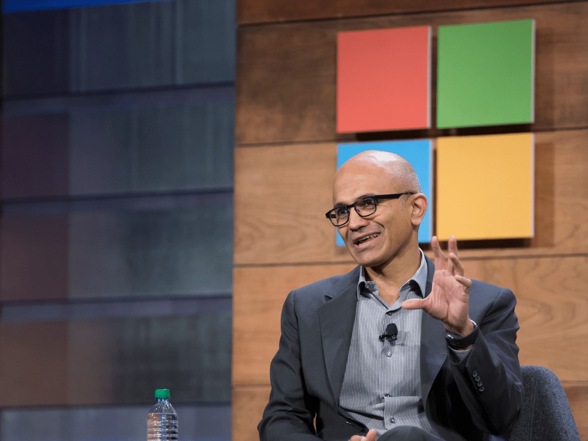 В начале июля 2025 года Microsoft уволила 9000 человек, а теперь глава компании Сатья Наделла объяснил: несмотря на то, что ИТ-гигант «процветает», ему нужно адаптироваться к изменениям на рынке и потребностям клиентов. По его словам, «прогресс нелинеен», «противоречив» и «всегда требователен» vc.ru/ai/2120601