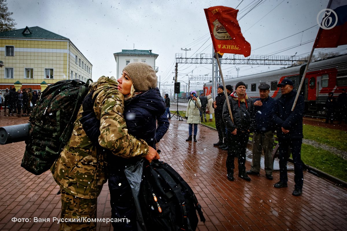 Госдума планирует рассмотреть 15 июля в первом чтении законопроект, распространяющий меры господдержки на гражданских жен погибших участников СВО, следует из повестки совета палаты. Документ завис в Думе на полтора года из-за острых разногласий, но теперь достигнут компромисс: гражданский брак погибших бойцов не будет признаваться законным, однако их вдовы получат все льготы, предусмотренные для официальных супругов. Подробнее — в материале «Законный небрак». Подписывайтесь на «Ъ»
