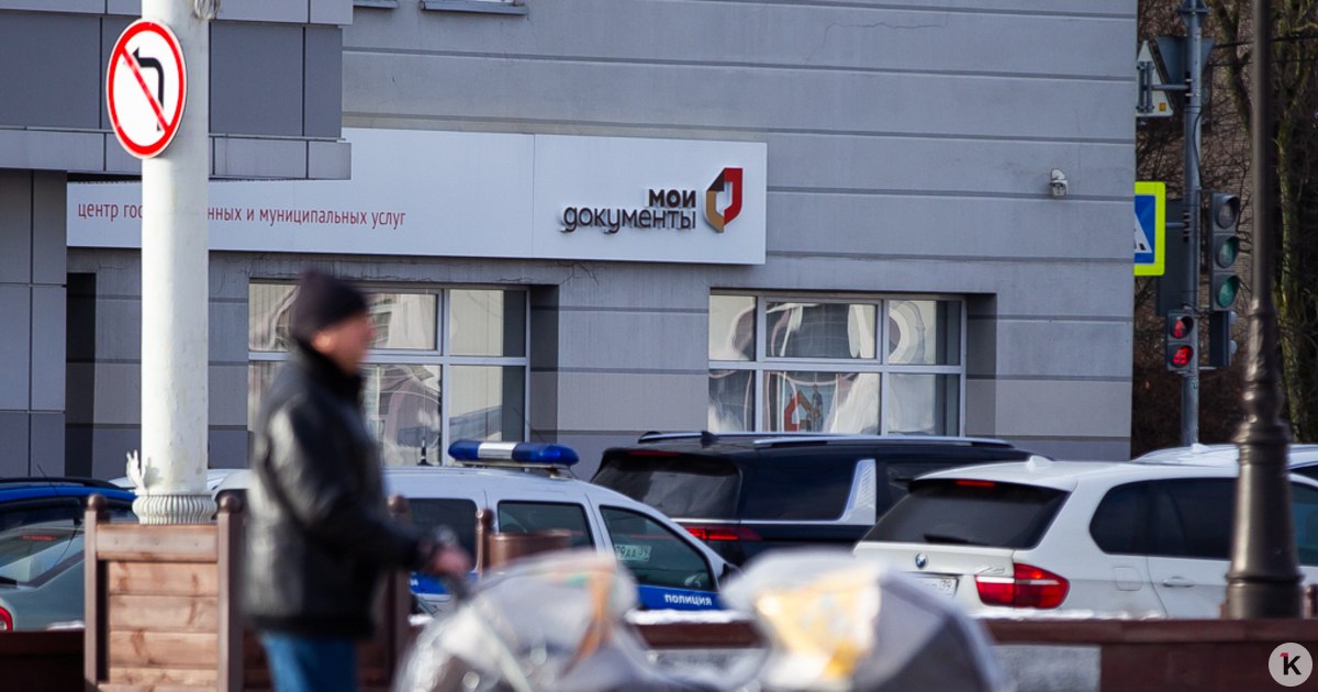 Номер телефона предложили использовать в качестве данных ОМС и СНИЛС Номер телефона предложили использовать в качестве данных ОМС и СНИЛС Письмо с такой инициативой направили депутаты из думской фракции Новые люди председателю правительства России Михаилу Мишустину Страховой номер индивидуального лицевого счёта состоит из 11 цифр а номер полиса обязательного медицинского страхования из 16 Как показывает практика большинство граждан не держат в памяти свои номера СНИЛС и ОМС поэтому при необходимости срочно сообщить эти данные им приходится искать документы что вызывает затруднения у граждан и снижает удобство взаимодействия граждан с государством что противоречит задачам Стратегии цифровой трансформации государственного управления в части повышения удобства и качества государственных услуг Граждане предпочли бы более простой и удобный формат использования этих документов для получения государственных и иных услуг говорится в сообщении Однако уже сейчас мобильный номер служит уникальным идентификатором гражданина в государственных системах единая система идентификации и аутентификации ЕСИА при регистрации учётной записи требует указать уникальный номер телефона который не может дублироваться в другой учётной записи Считаем целесообразным предложить модернизировать действующую систему идентификации предоставив гражданам право по своему желанию использовать номер мобильного телефона в качестве номера СНИЛС и или номера полиса ОМС говорится в сообщении Такое решение позволит легко запоминать свои ключевые персональные номера считают создатели идеи