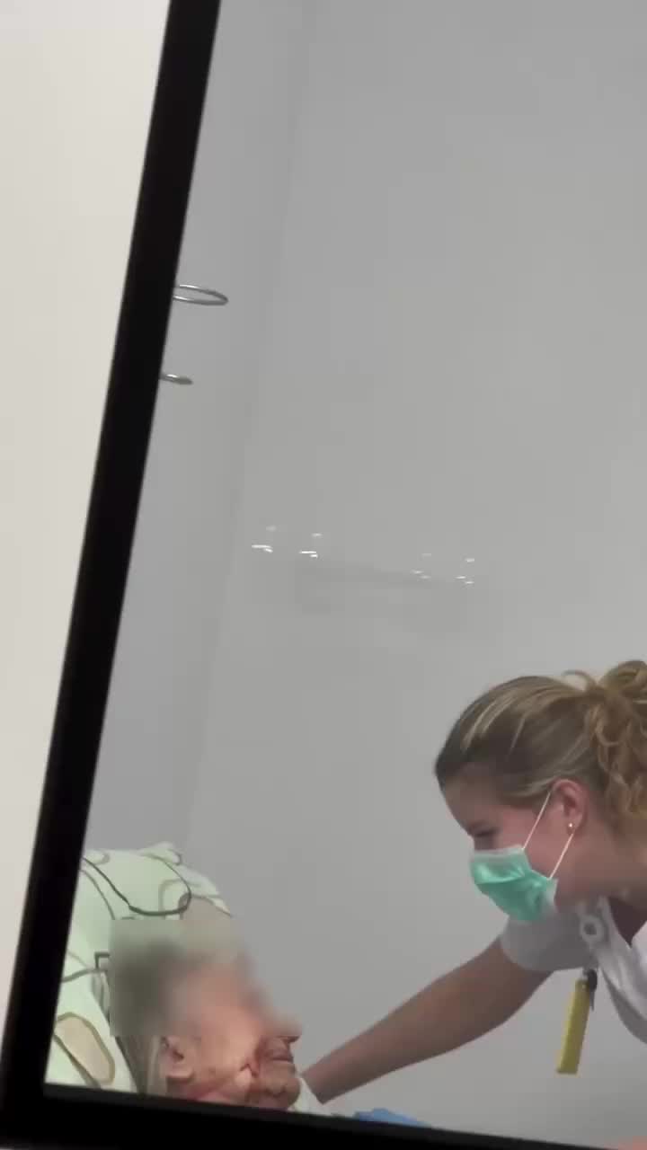 Медсестра спела русскую народную песню, чтобы успокоить пациентку в критической ситуации