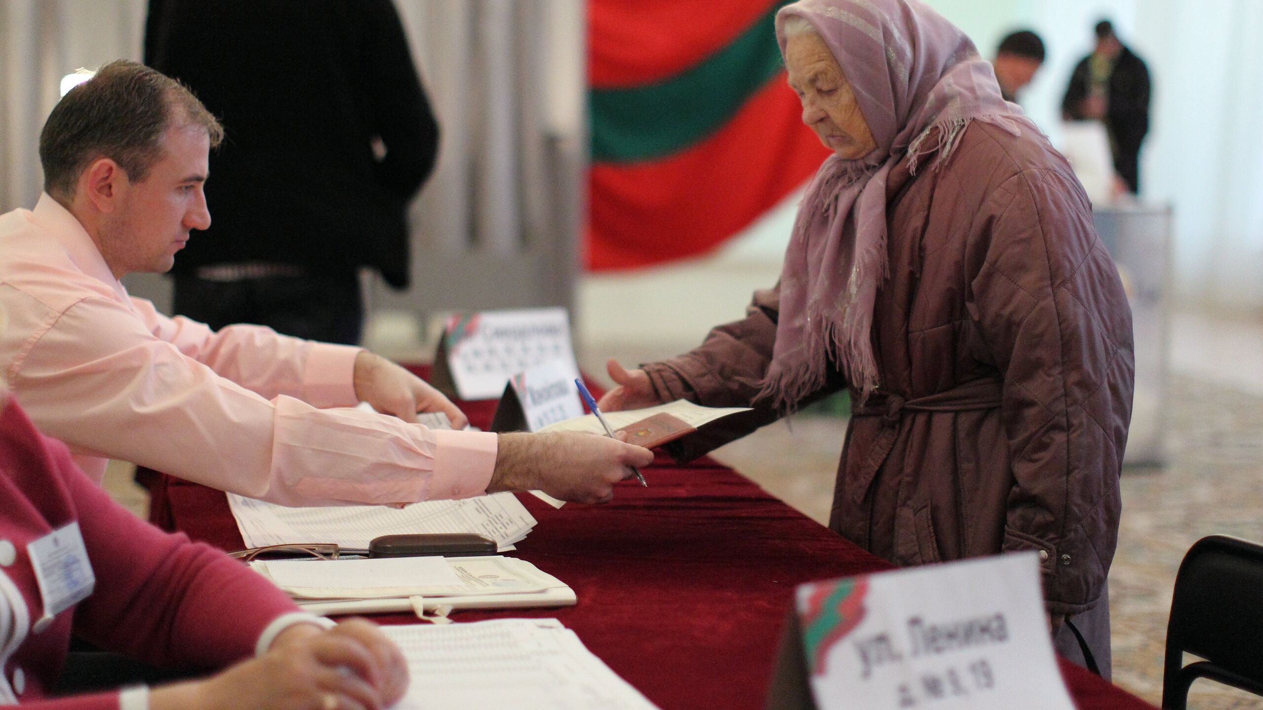 Центризбирком Приднестровской Молдавской Республики ПМР сообщил что в ПМР в воскресенье в единый день голосования в 8 00 по местному времени 9 00 мск открылись 246 избирательных участков по выборам депутатов всех уровней Приднестровцам предстоит избрать 33 депутата Верховного совета парламента ПМР 469 депутатов местных советов и 76 глав сел и поселков Глава центральной избирательной комиссии ПМР Станислав Касап накануне заявил о готовности к проведению единого дня голосования По его словам все избирательные участки обеспечены всем необходимым чтобы провести выборы в соответствии с законом В списках избирателей числятся порядка 395 тысяч приднестровцев По данным ЦИК в ходе досрочного голосования с 24 по 28 ноября свой выбор сделали 4508 избирателей Избирательные участки закроются в 20 00 по местному времени 21 00 мск Предварительные итоги выборов будут известны в понедельник