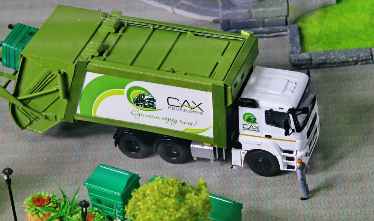 Мусорный регоператор перейдёт в собственность Новосибирской области 415 904 акции 100 АО Спецавтохозяйство САХ номиналом 1000 рублей на безвозмездной основе передадут из муниципалитета областному правительству Такое решение сегодня утвердила сессия заксобрания Министр природных ресурсов Евгений Шестернин пояснил депутатам что с помощью смены учредителя власти планируют сохранить стабильность в работе с отходами С 2024 года САХ выполняет функции регионального оператора по обращению с ТКО и обслуживает не только Новосибирск но и всю область В совет директоров АО включат представителей заксобрания министерств природы ЖКХ финансов и департамента имущества и земельных отношений Новосибирской области Долги Спецавтохозяйства перед подрядчиками и налоговиками насчитывают около 2 млрд рублей Подписаться на канал