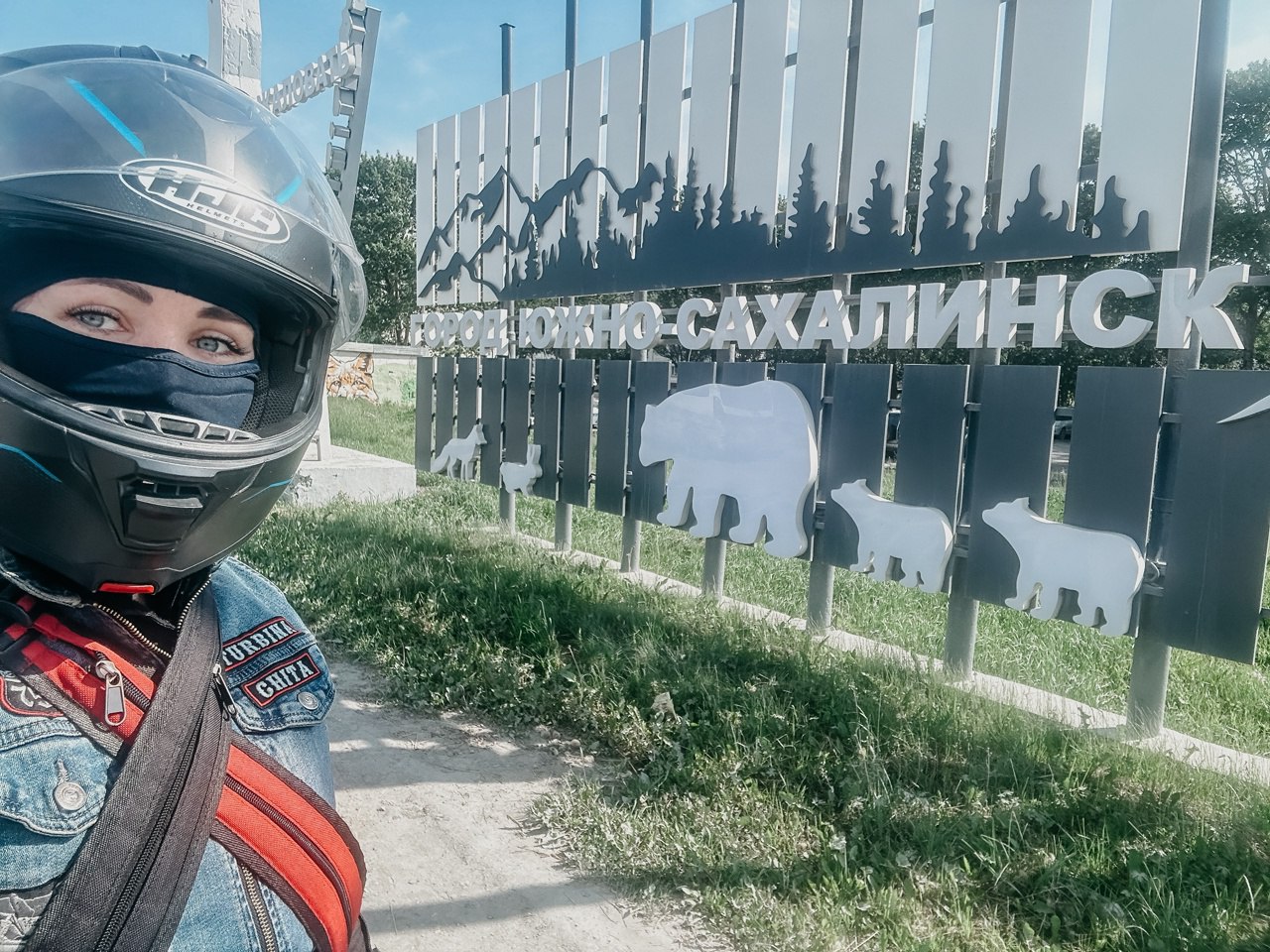 Из Забайкалья на Сахалин — 8 тысяч км на мотоцикле Сотрудница УПДОР «Забайкалье» Елена Турбина с мужем за 19 дней проехала на мотоцикле 8 тысяч километров до Сахалина и обратно. В пути — 5 регионов, десятки городов и всё: от +37 до +8. По словам Елены, дорога выдалась настоящим приключением — были и ночные переезды, и жара, и холод, и потерянные вещи. Чита•Сегодня Предложить свою новость —