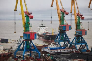 Лимит бюджетных кредитов на северный завоз для Чукотки увеличен в 2026 году на 74 до 3 3 млрд рублей Об этом сообщает пресс служба регионального правительства Отмечается что целевые бюджетные кредиты предоставляемые региону с 2025 года на льготных условиях под 0 1 годовых являются ключевым инструментом господдержки Также сообщается что параллельно округ оказывает прямую помощь предпринимателям обеспечивающим территорию товарами Им компенсируется до 90 по коммерческим кредитам В 2025 году такую субсидию в размере 50 6 млн рублей получили 18 местных бизнесменов Совокупность этих финансовых инструментов позволяет регулировать логистические издержки и ограничивать рост стоимости товаров и услуг что в конечном итоге обеспечивает экономическую стабильность и доступность необходимых ресурсов для жителей Чукотки добавляется в сообщении