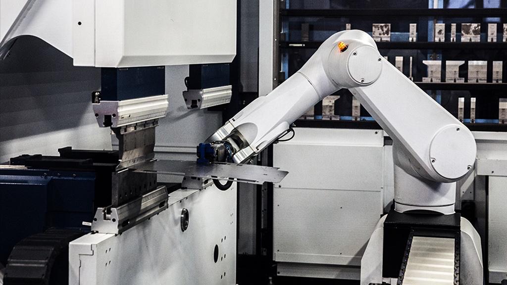 Минпромторг поручил госкорпорациям разработать план по созданию на предприятиях полностью роботизированных безлюдных производств Алиханов уточнил что Объединенная авиастроительная корпорация входит в Ростех уже заканчивает на заводе в Рудневе первую очередь роботизации Вторая очередь будет завершена в 2027 г По сути это полный перевод под темное производство Telegram Дзен MAX