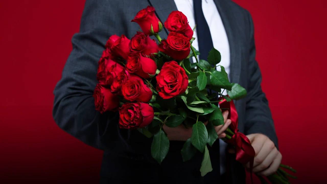 В Турции роза уже 200 лир букеты доходят до 10 000 TL До 14 февраля остаются считаные дни и в Турции у флористов настоящий ажиотаж Витрины обновлены заказы принимают по спискам а цены заметно кусаются Актуальные цены 1 роза от 200 TL букеты от 1 000 до 10 000 TL Что происходит у флористов заказы начали оформлять заранее чтобы успеть многие пары уже встали в очередь растёт спрос на цветы у оптовиков магазины и витрины украшены ко Дню всех влюблённых Кто покупает По словам флористов чаще всего заказывают молодые пары Семьи с детьми в этом году чаще выбирают ужин вне дома а не дорогие букеты Самый популярный выбор   Красные розы абсолютный лидер Их заказывают чаще всего как символ особого повода Также востребованы готовые букеты и живые растения Комментарий из отрасли Флористы отмечают 14 февраля один из ключевых дней года для цветочного бизнеса и подготовка к нему начинается сильно заранее