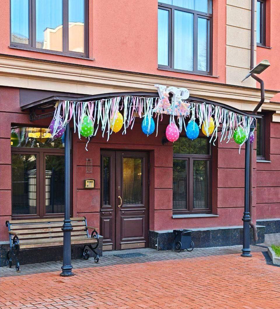 Жильцы дома на Дибуновской, 34 в шоке — их пасхальный декор кто-то демонстративно уничтожил. Люди своими силами и за свой счет украсили подъезд: ленты, верба, яйца, икона… Но нашлись «доброжелатели» — двое мужиков, по словам консьержки, «по указке» соседа из другой парадной, всё порвали и выкинули в мусорку. Один из организаторов украшений, Дмитрий, уже написал заявление в полицию и требует возбудить дело за оскорбление чувств верующих.