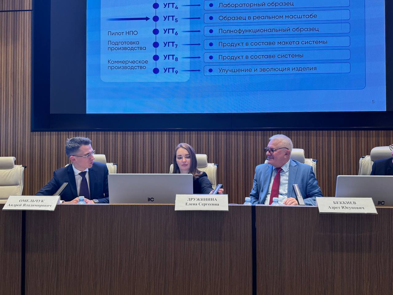 Наука которая превращается в производство На площадке Госкорпорации Ростех состоялось заседание секции НТС Научно техническое взаимодействие с академиями и вузами где заместитель министра науки и высшего образования России Андрей Омельчук представил концепцию экспериментальной модели создания научно производственных объединений НПО Новый формат направлен на формирование единого контура взаимодействия науки образования и промышленности от идеи и лабораторной разработки до серийного производства Андрей Омельчук заместитель Министра науки и высшего образования РФ Реализация пилотного проекта научно производственных объединений стратегический шаг к обеспечению технологического суверенитета страны благодаря комплексному использованию интеллектуального потенциала университетов и производственных мощностей бизнеса Суть этой модели будет заключаться в преодолении традиционного разрыва между наукой и производством создании между ними синергетического моста обеспечивающего полный бесшовный цикл работ от создания образца в реальном масштабе и выпуска малых серий готовой продукции до дальнейшего коммерческого производства с последующим масштабированием Концепция НПО разработанная Минобрнауки России совместно с Минпромторгом при участии ведущих университетов и индустриальных компаний предполагает создание юридических лиц хозяйственных обществ где вузы и промышленные партнёры станут соучредителями на равных правах Основная цель обеспечить полный цикл технологического производства сократить путь от научной идеи до коммерческого продукта и повысить эффективность трансфера технологий в реальный сектор Внедрение модели будет сосредоточено на 12 приоритетных направлениях технологического развития страны НПО смогут рассчитывать на государственную поддержку до 500 млн рублей в год от Минобрнауки России и дополнительное финансирование от Минпромторга Планируется что государство и индустриальные партнёры будут софинансировать проекты а эффективность работы НПО будет закреплена в специальных соглашениях определяющих механизмы управления финансирования и показатели результативности Сегодня в России уже действуют различные формы интеграции науки и промышленности от НОЦ и НОТЦ до инжиниринговых центров Но особенность новой модели в том что она объединит все существующие механизмы в единую систему где результатом станет гарантированный вывод новых технологий и продуктов на рынок Минобрнауки России готовит нормативную базу для проведения эксперимента и приглашает университеты и промышленные компании к участию в конкурсном отборе НОП