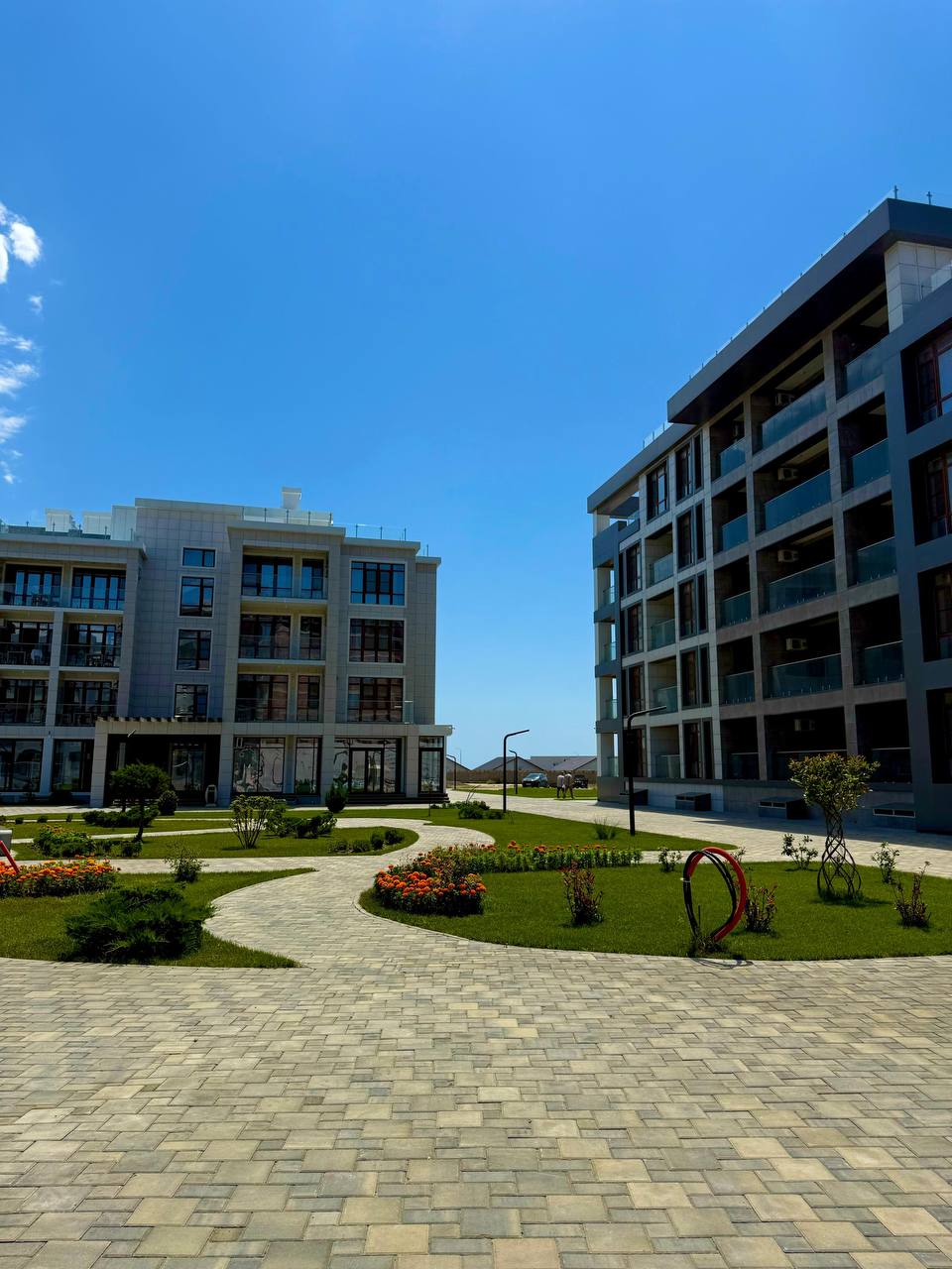 Гостинично курортный комплекс за 5 млрд рублей введут на побережье в Махачкале В Махачкале на 95 выполнены мероприятия по реализации инвестпроекта строительства крупного гостинично курортного комплекса Atlantis Marina Общая стоимость проекта оценивается в 5 млрд рублей а в настоящее время на объекте ведется этап благоустройства и озеленения территории Ввод объекта намечен на 2026 год Мы видим запрос от крупнейших туроператоров страны которые сообщают нам об интересе туристов к объектам размещения и отдыха высокого уровня В связи с закрытием внешних границ и развитием внутреннего рынка Махачкала стала центром притяжения туристов а существующая инфраструктура не в полной мере рассчитана на такое количество туристов Новый комплекс позволит сделать Махачкалу еще более привлекательной для гостей отметил мэр Махачкалы Джамбулат Салавов Для строительства объекта был отведен участок площадью в 3 2 гектара на котором размещены восемь зданий разной этажности медицинский центр для лечения и реабилитации апарт отель В составе комплекса также доступный для всех горожан и гостей пляж с прогулочной зоной кабинками для переодевания душевыми шезлонгами зонтами За счет реализации инвестпроекта и после его ввода в строй также будет создано 500 постоянных рабочих мест