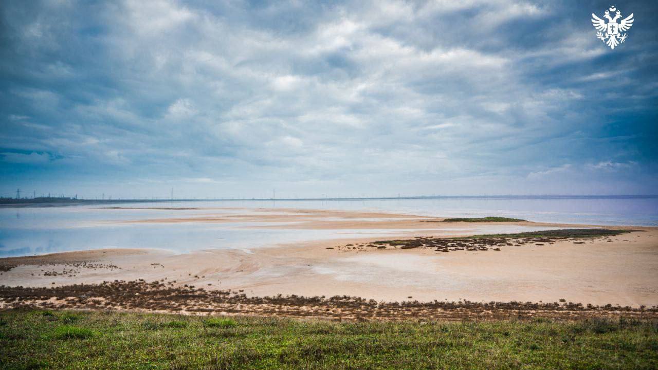 Владимир Сальдо назвал четыре приоритетные отрасли для инвестиций в Херсонской области Губернатор Херсонской области Владимир Сальдо в интервью информационному агентству ХАН выделил четыре ключевых направления для привлечения инвесторов промышленность сельское хозяйство логистику и туризм Эти отрасли по его словам станут опорой для устойчивого развития региона Промышленный потенциал области прежде всего сосредоточен на производстве строительных материалов и переработке сельскохозяйственной продукции В перспективе также рассматривается освоение выпуска техники и оборудования на базе имеющихся предприятий Сельское хозяйство позволяет области не только обеспечить продовольственную безопасность на местном уровне но и активно поставлять продукцию в другие субъекты России Стратегическое расположение Херсонской области как сухопутного коридора на полуостров Крым делает регион привлекательным для реализации крупных логистических проектов Развитие портовой инфраструктуры здесь тоже является одним из перспективных направлений Особое внимание уделяется туризму Благодаря уникальному климату наличию побережий двух морей и лечебным природным ресурсам регион обладает высоким потенциалом для развития санаторной спортивной и рекреационной отраслей Сайт ВК ОК MAX Администрация Херсонская область VGA Kherson SALDO VGA